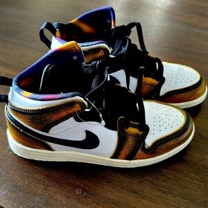 Jordan Kids
Air Jordan 1 Mid SE "Black/Taxi/White/Sail" sneakers DQ8419-071 2Y